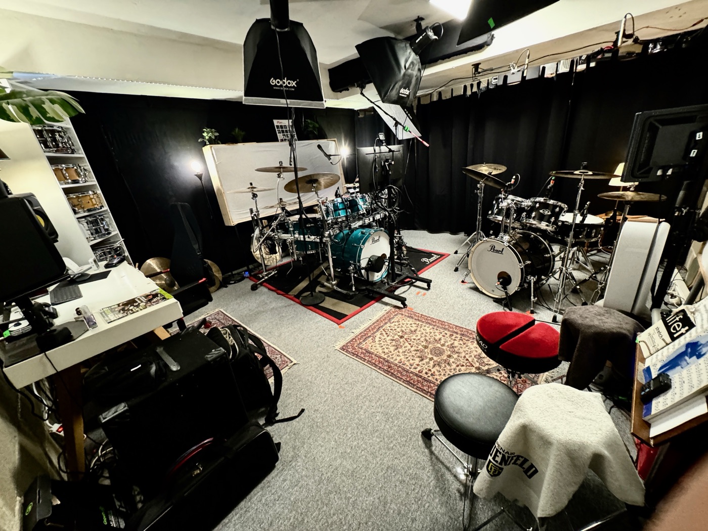 Rehearsal studio in Cologne's Südstadt with two drum kits